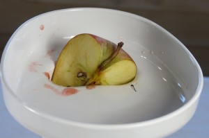 pomme coupée fruits entiers à utiliser dans l'extracteur